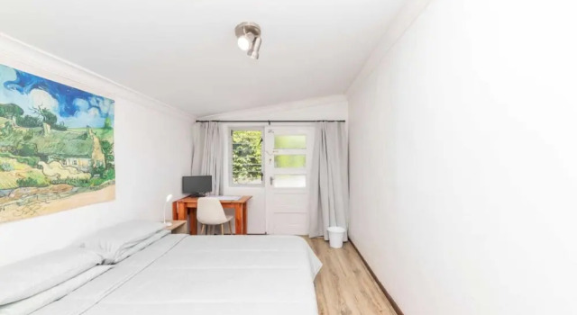 Peaceful 1BD Flat w/ Private Gardenrondebosch, Забронировать Отель Отели Rondebosch 3 звезды, 3*