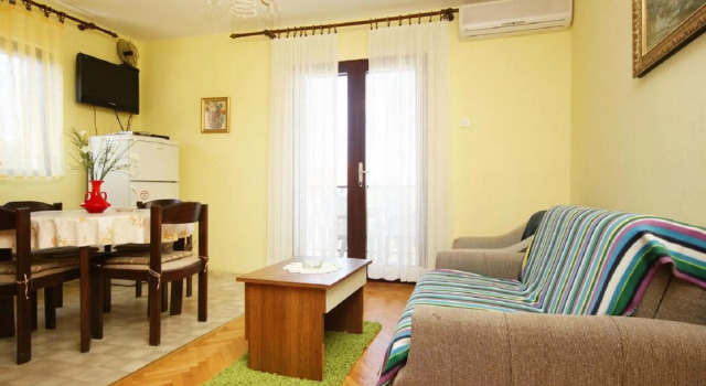 Ljube - quiet location & close to the beach - A2(4+1)