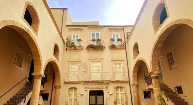 2-bed Island Retreat - Baroque Courtyard & Views, Book Apartment Hotels in Sicily with Parking, Parking