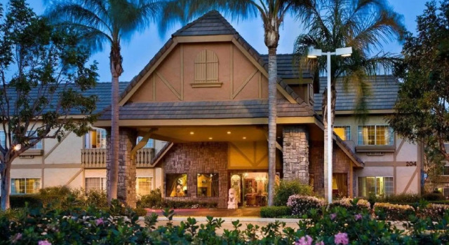 Кровать в общем номере Folk Inn Ontario Airport