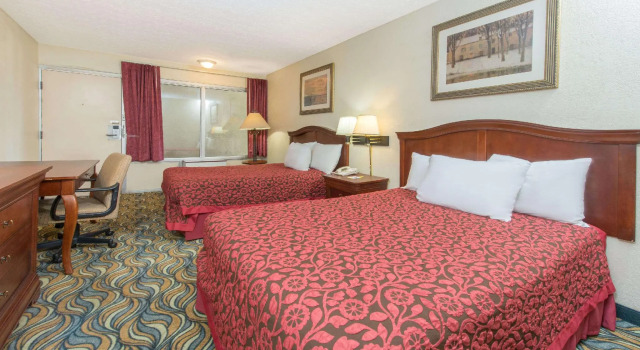 Четырёхместный номер Standard Days Inn & Suites by Wyndham Dayton North