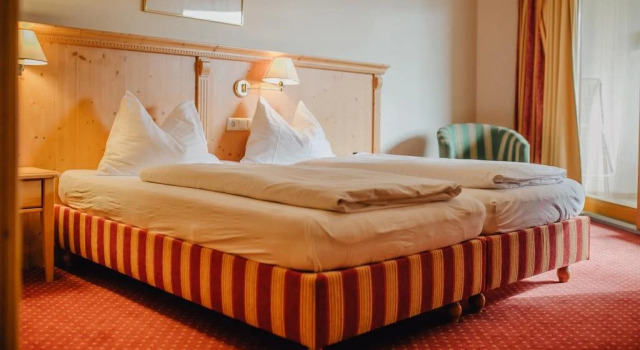 Familiengut Hotel Burgstaller, Đặt Khách sạn Khách sạn ở Carinthia có hồ bơi, Hồ bơi