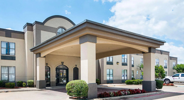 Кровать в общем номере Quality Suites Sherman