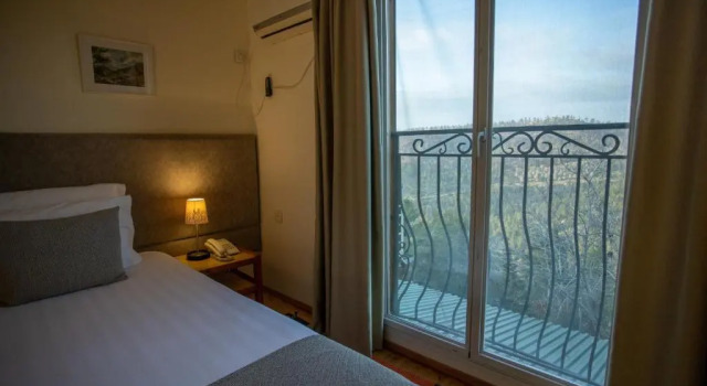 Номер Classic Logos hotel in Yad Hashmona