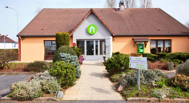 Кровать в общем номере Kyriad Direct Saint-Dizier