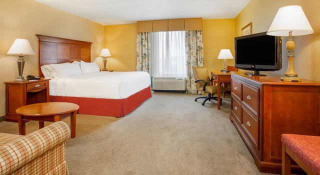 Двухместный номер Standard Jetted Tub Holiday Inn Express & Suites Bloomington by IHG
