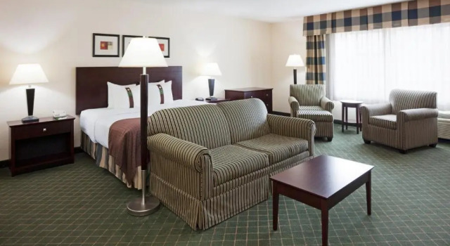 Люкс Holiday Inn & Conference Center Marshfield by IHG