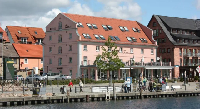 Hotel Am Yachthafen, Забронировать Отель Варен Мюриц