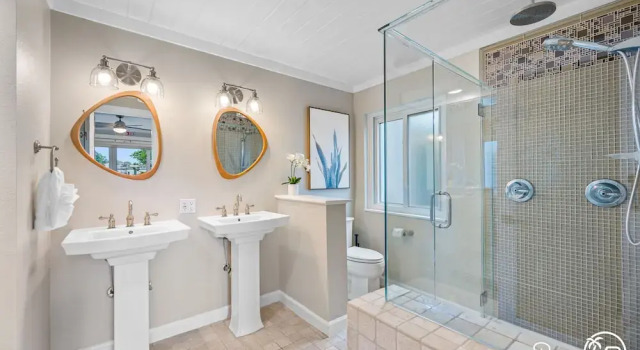 Коттедж с балконом Chic 8BR with Heated Pool & Waterview