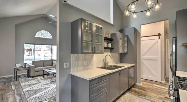 Modern Flagstaff Retreat ~ 4 Mi to Downtown!, Забронировать Дом для отпуска Флагстафф Гранд-Каньон, рядом с Гольф-клуб Aspen Valley
