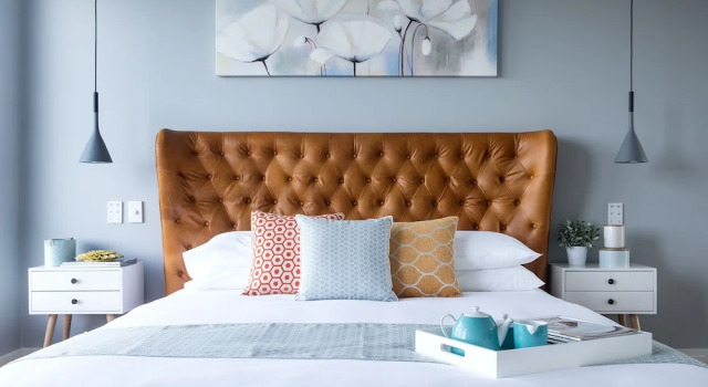 Flynns Hill, Book Hotel  