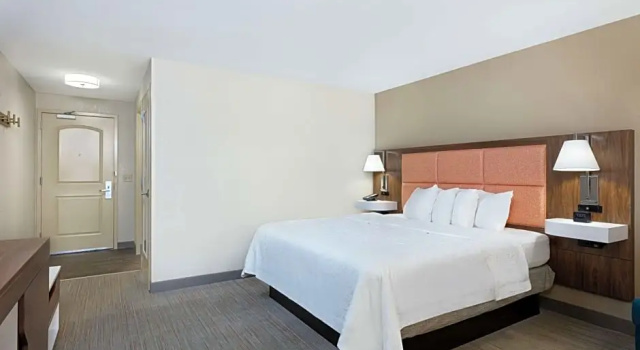 Run of House Newly Renovated Hampton Inn Omaha West Lakeside
