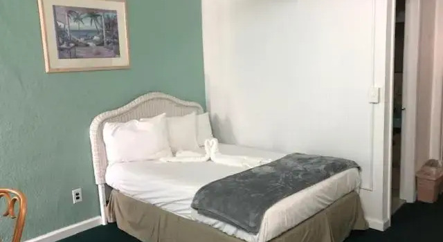 Люкс с видом на бассейн Gold Crest Motel