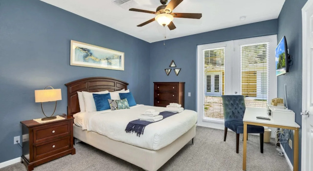 Pleasant and Spacious Town Home Near the Convention Center #3vc107