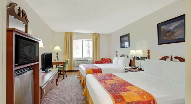 Четырёхместный номер Standard Baymont by Wyndham Tucson Airport