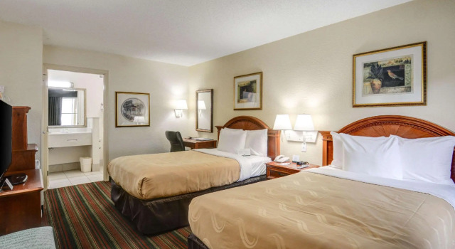 Четырёхместный номер Standard Quality Inn & Suites Biltmore East