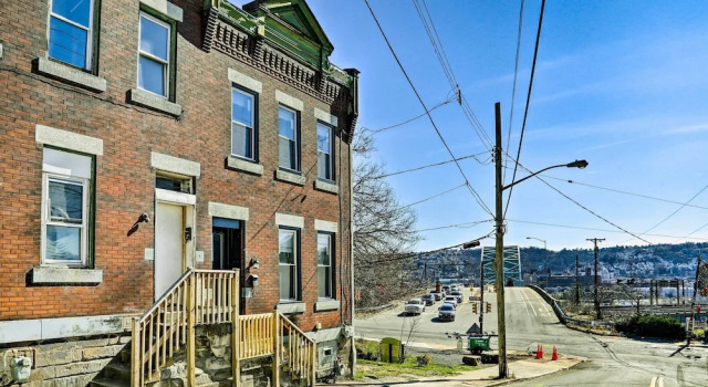 Pittsburgh Townhome: 1 Mi to Downtown, Забронировать Апартаменты/квартира Отели Питтсбурга с парковкой, рядом с UPMC Matilda H. Theiss Health Center, Парковка