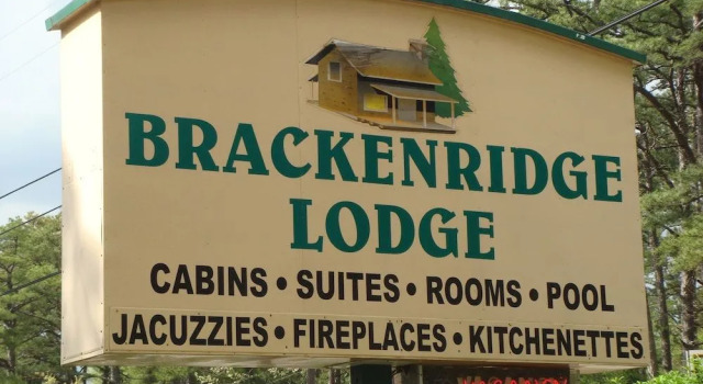 Brackenridge Lodge, Забронировать Отель Отели Юрика-Спрингса с парковкой, рядом с Городской концертный зал Юрека-Спрингса, Парковка