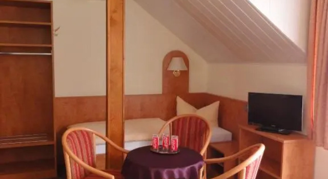 Трёхместный номер Standard Hotel Garni zu Melchendorf