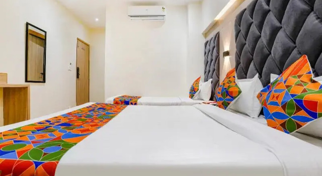 Номер Deluxe Riza International Nesco Goregaon