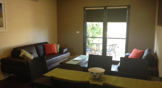 Апартаменты Breezes Apartments