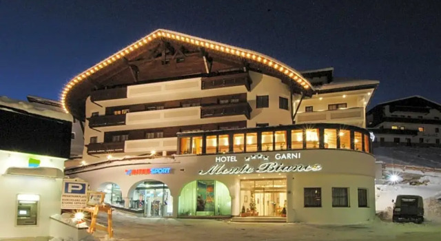 Hotel Garni Monte Bianco, Rezerwuj Hotel Hotele w Tyrol z parkingiem, Parking