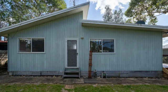 Cosy Getaway With Fireplace and Spacious Backyard, Book Apartment Broulee Eurobodalla