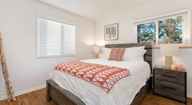 Couple’s Getaway | Dog Friendly, Bike to Old Town!, Rezerwuj Apartament Hotele w Fort Collins z parkingiem, Parking