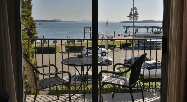 Четырёхместный номер Standard с видом на океан Sidney Waterfront Inn & Suites