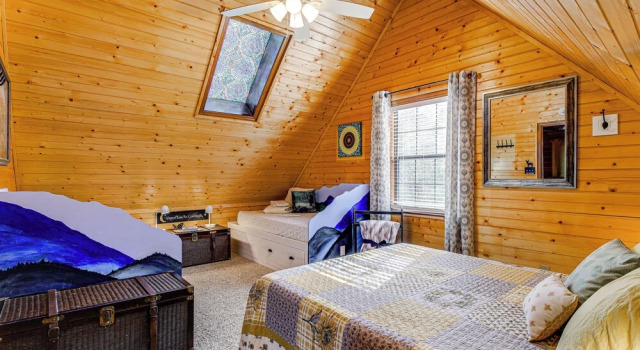 Коттедж с 3 комнатами с балконом Easy-access Pigeon Forge Cabin w/ Hot Tub!