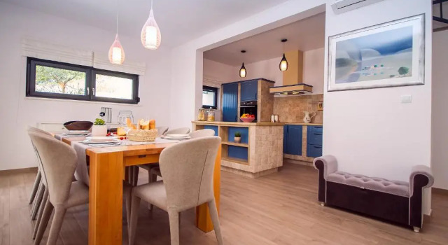 Villa Allegra with 32msq heated pool, 300m far from sandy beaches, open sea view, Đặt Biệt thự Duće Split Region