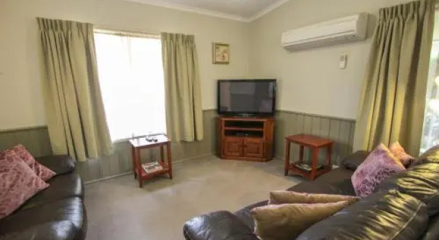 Silver Birches Holiday Village - Unit 6, Book Apartment Bright 