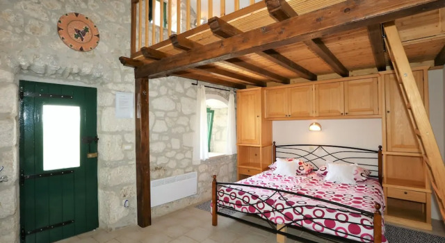 Holiday house in stone with heated pool