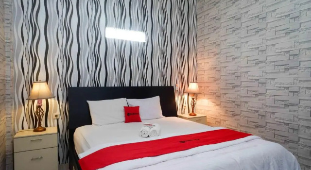 Juniorsuite RedDoorz Syariah Near RS Mitra Siaga