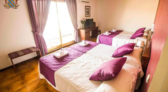 Четырёхместный номер Standard с балконом Hotel Victoria