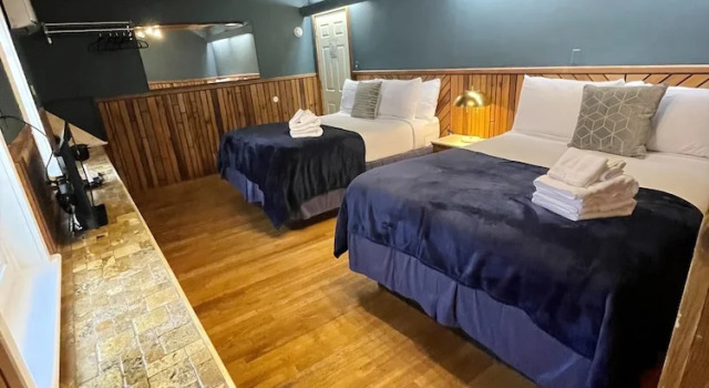 Четырёхместный номер Standard Skyline Village Inn