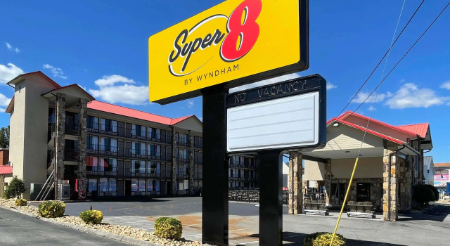 Super 8 by Wyndham Pigeon Forge Downtown, Забронировать Мини-отель Пиджен-Фордж Great Smoky Mountains National Park, рядом с TopJump Trampoline Park &amp; Extreme Arena