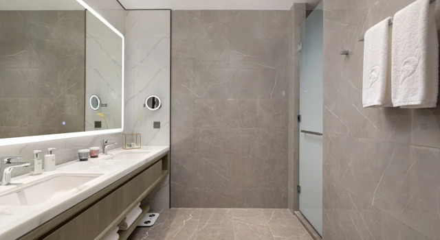 Двухместный номер Deluxe Yuehua Hotel Xiamen Seaside Hotel corridor leads to the stone exhibition hall