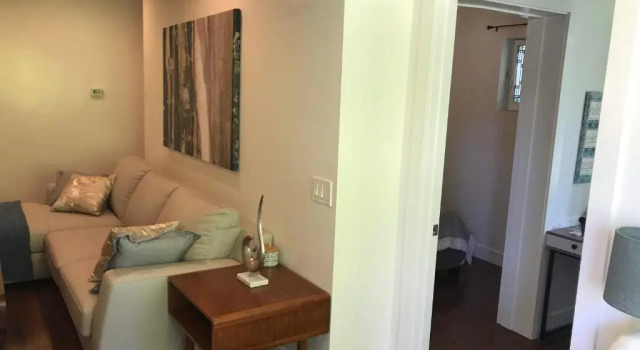 Коттедж с 5 комнатами 8th South Apartments