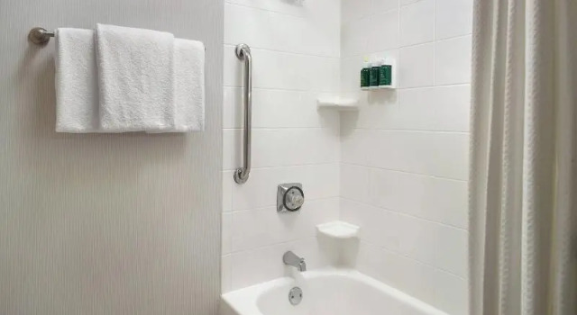 Четырёхместный люкс с балконом Courtyard by Marriott Fayetteville