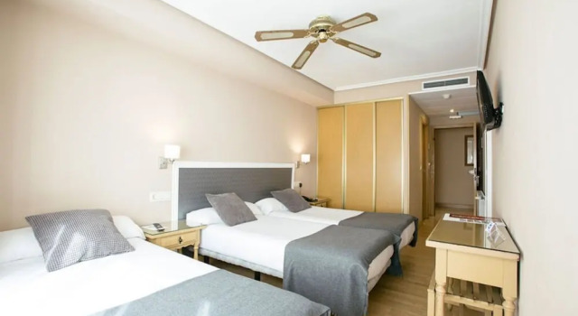 Трёхместный номер Standard с балконом Hotel Monte Ulia
