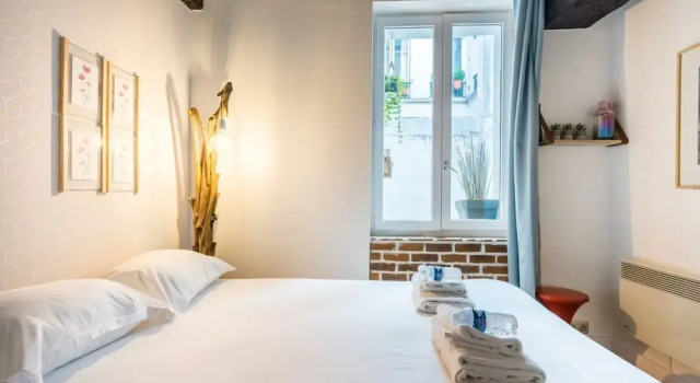 Chic Apartment With Patio - 2br/6p - Le Marais, Забронировать Апартаменты/квартира Париж Иль-де-Франс, рядом с Станция метро Rambuteau