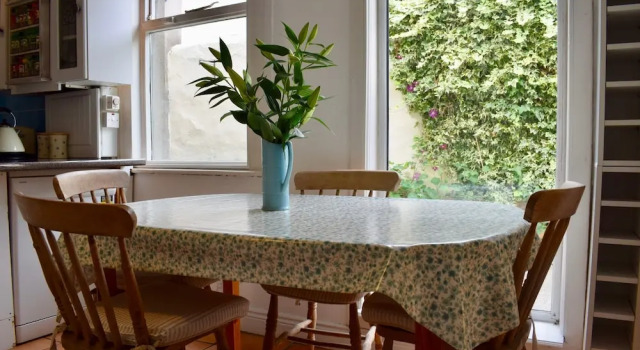 4 Bedroom Dublin Home Overlooking Canal, Забронировать Дом для отпуска Виллы Дублина, рядом с Royal College of Surgeons in Ireland, Вилла
