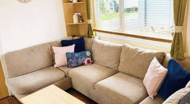 Caravan Meg Sleeps 6 With Free Parking, Book Feriehus Rhyl 
