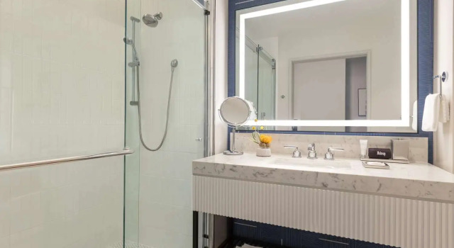 Четырёхместный номер Deluxe 106 Jefferson Huntsville, Curio Collection by Hilton