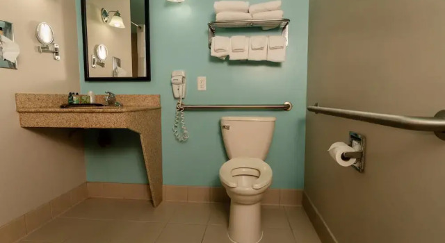 Люкс с балконом Gateway Hotel & Suites Ocean City, an Ascend Collection Hotel