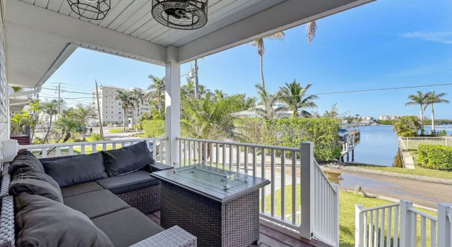 Коттедж 1 Mi to Bonita Beach Park: Chic Canal-front Home!