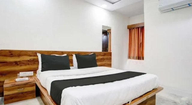 Номер Deluxe Goroomgo Apollo Vastrapur