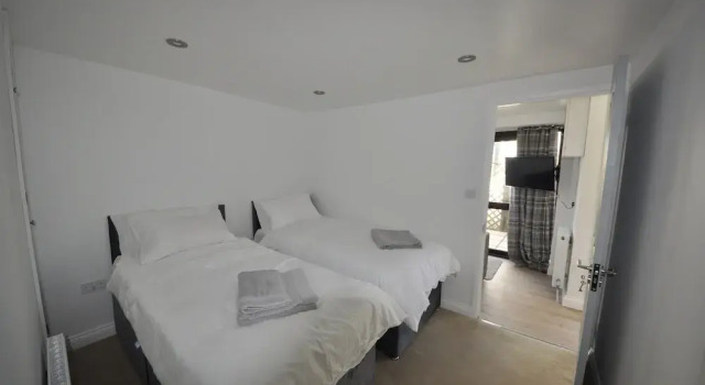 The Chalet is pet Friendly on a Farm Near Malvern, Забронировать Шале Малверн Malvern Hills