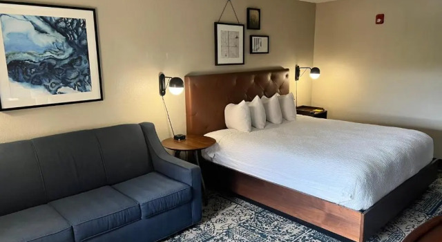 Двухместный номер Standard с балконом Four Points by Sheraton Greensboro Airport
